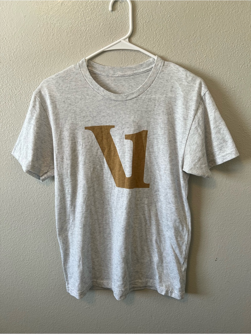 Vuori Men’s V1 Logo Graphic Tee Heathered Gray Soft Cotton Relaxed Fit Casual